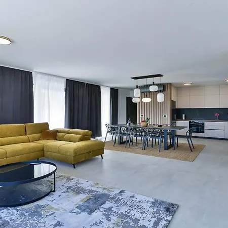 Zariva With Pool And Panoramic Mountain And