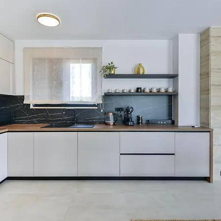 Zariva With Pool And Panoramic Mountain And *