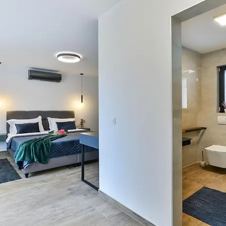 Villa Zariva With Pool And Panoramic Mountain And