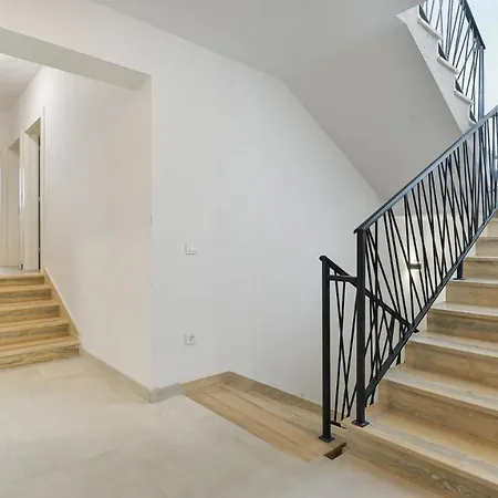 Zariva With Pool And Panoramic Mountain And