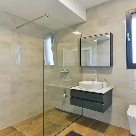 Villa Zariva With Pool And Panoramic Mountain And