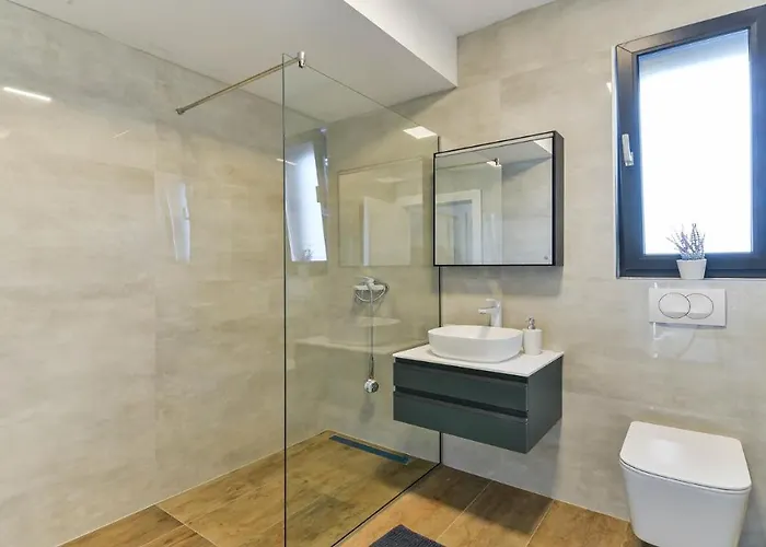 Villa Zariva With Pool And Panoramic Mountain And