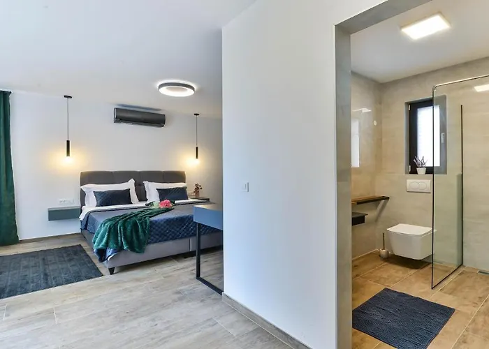 Villa Zariva With Pool And Panoramic Mountain And