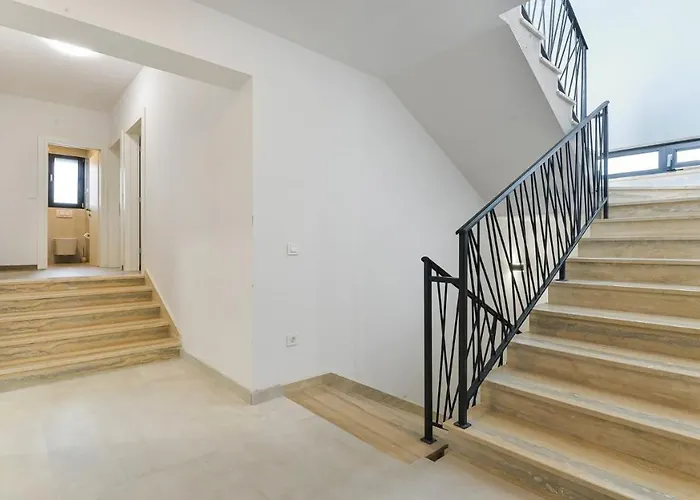 Zariva With Pool And Panoramic Mountain And