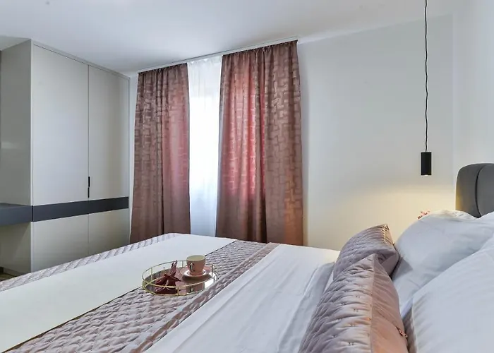 Zariva With Pool And Panoramic Mountain And