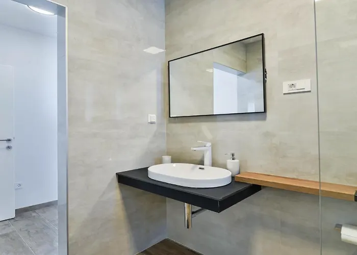 Villa Zariva With Pool And Panoramic Mountain And