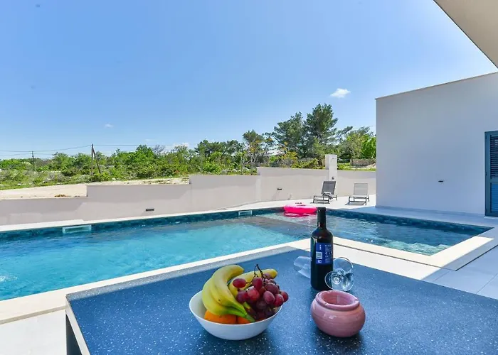 Villa Zariva With Pool And Panoramic Mountain And